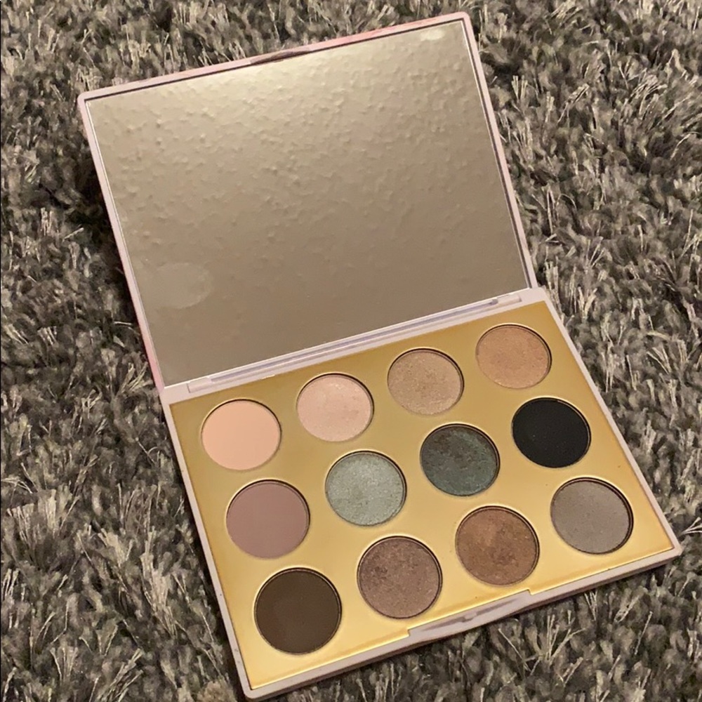 Limited edition MAC Desert Lightning palette